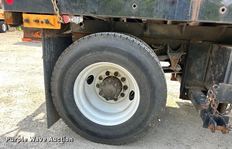 image for item EK4743 2005 International  7400 flatbed truck