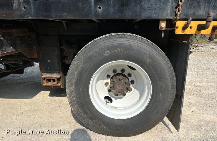 image for item EK4743 2005 International  7400 flatbed truck