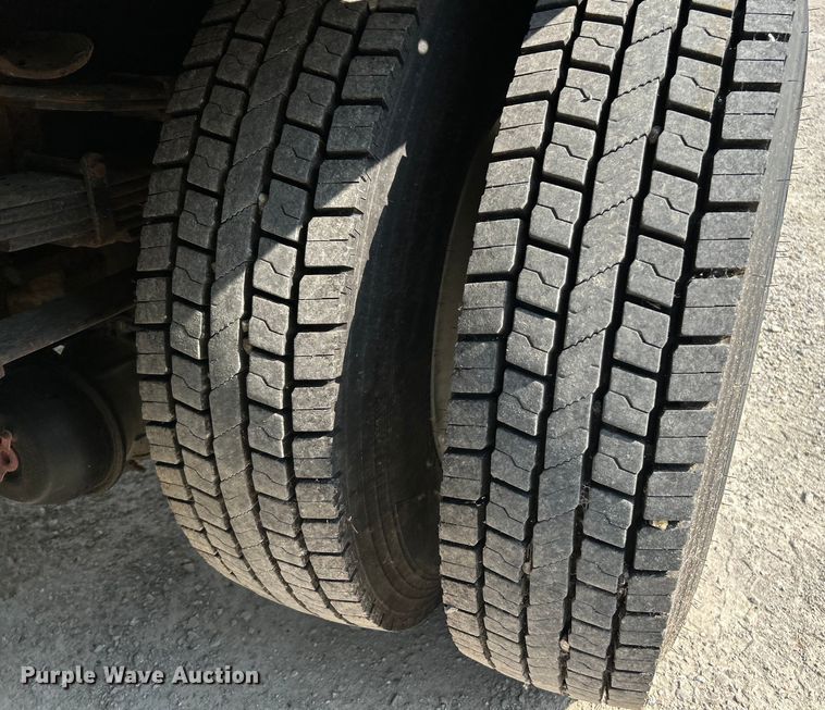 image for item EK4743 2005 International  7400 flatbed truck