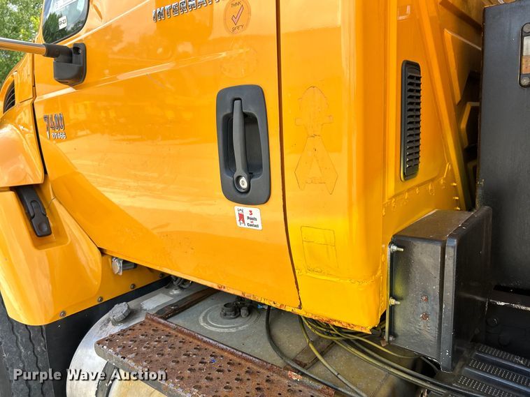 image for item EK4745 2005 International  7400 dump truck