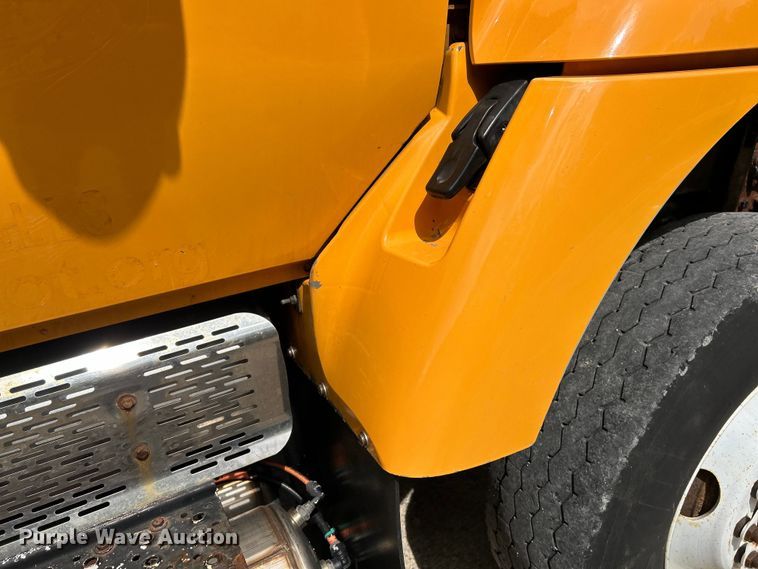 image for item EK4745 2005 International  7400 dump truck