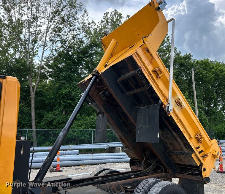 image for item EK4745 2005 International  7400 dump truck
