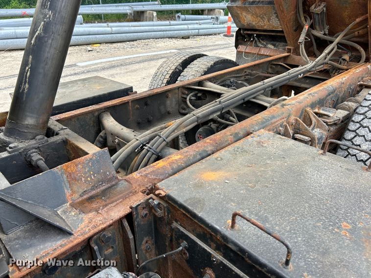 image for item EK4745 2005 International  7400 dump truck