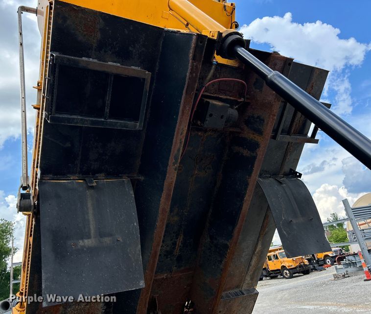 image for item EK4745 2005 International  7400 dump truck