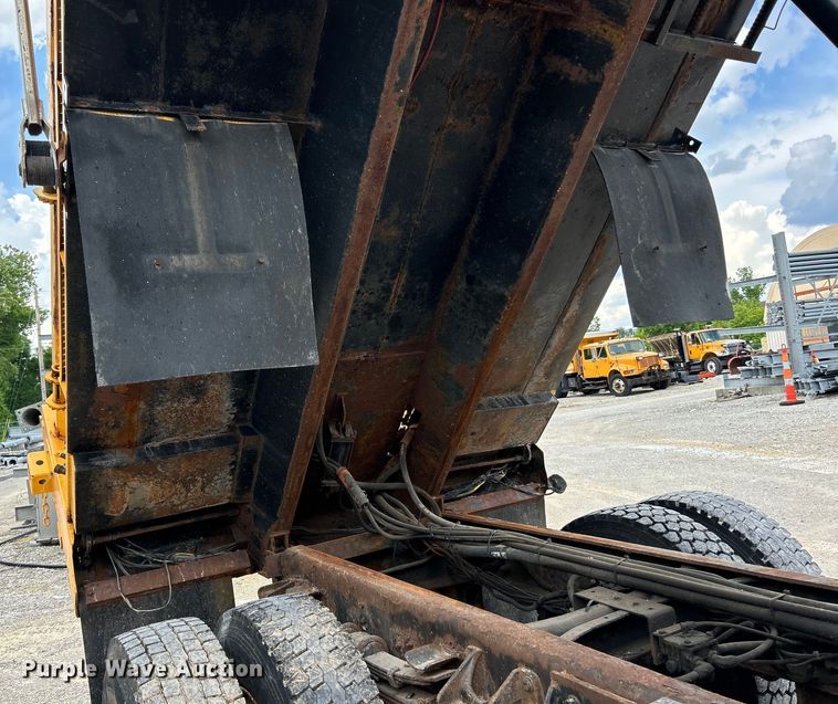 image for item EK4745 2005 International  7400 dump truck