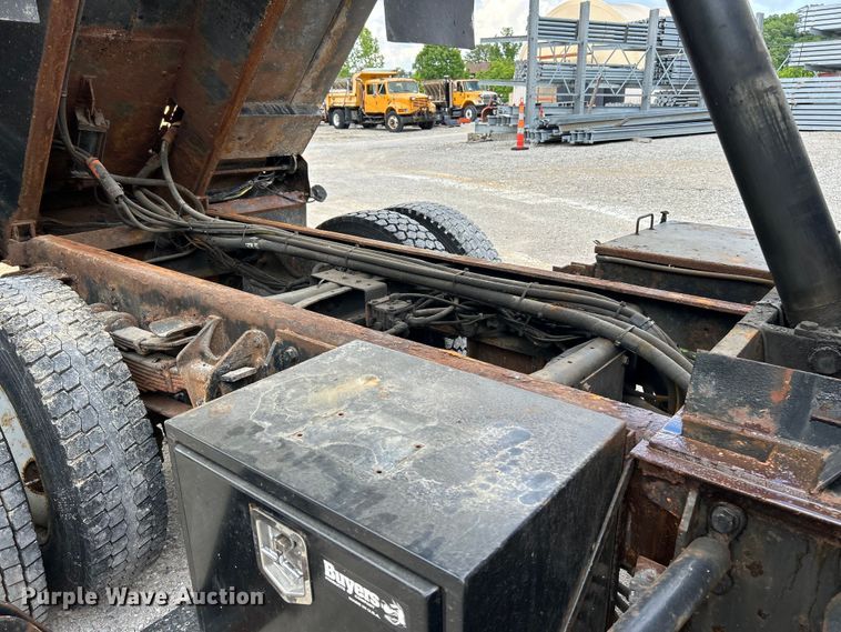 image for item EK4745 2005 International  7400 dump truck