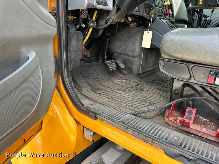 image for item EK4745 2005 International  7400 dump truck