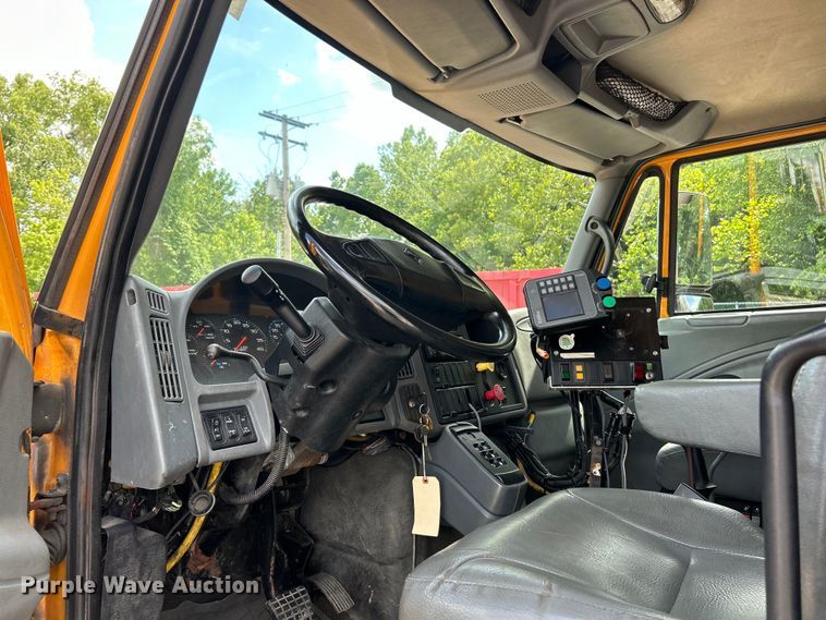 image for item EK4745 2005 International  7400 dump truck