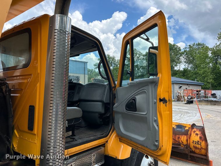 image for item EK4745 2005 International  7400 dump truck