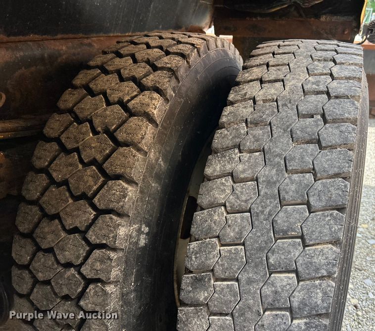 image for item EK4745 2005 International  7400 dump truck