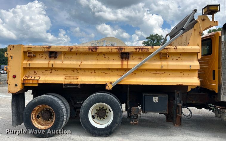 image for item EK4746 2006 International  7400 dump truck