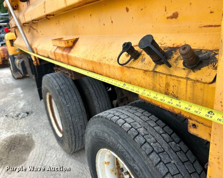 image for item EK4746 2006 International  7400 dump truck