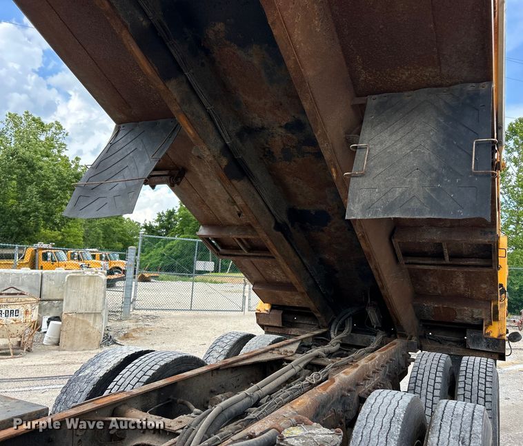 image for item EK4746 2006 International  7400 dump truck