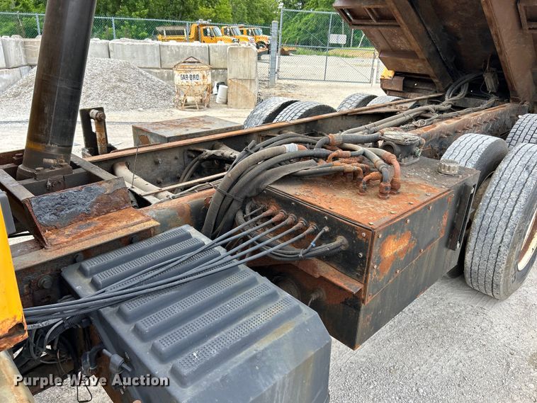 image for item EK4746 2006 International  7400 dump truck