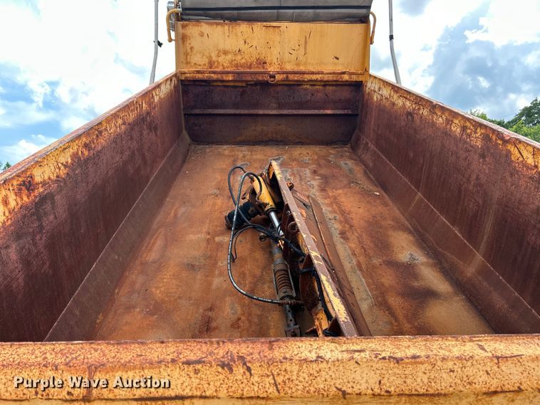 image for item EK4746 2006 International  7400 dump truck