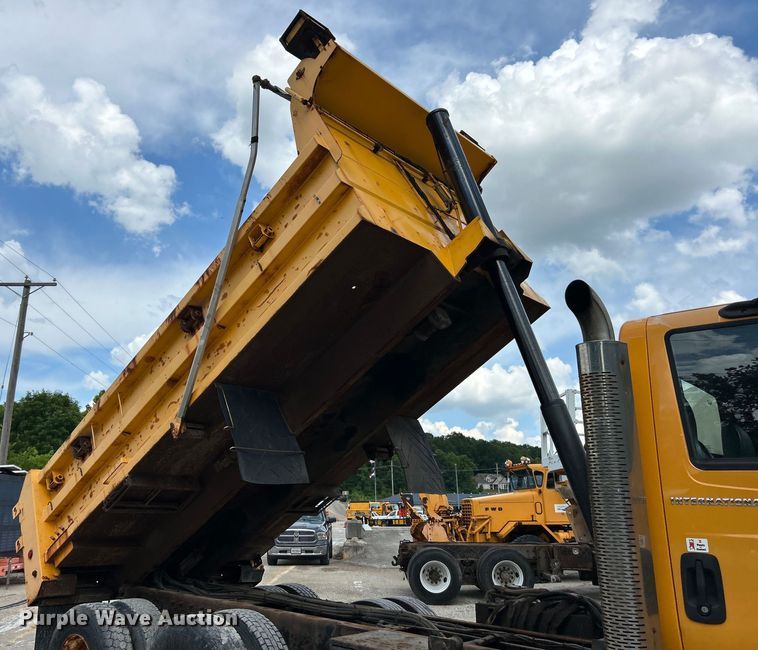 image for item EK4746 2006 International  7400 dump truck