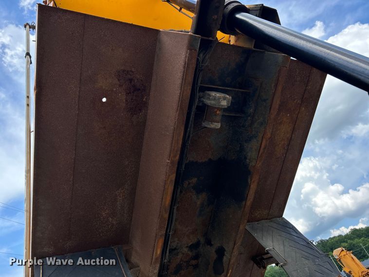 image for item EK4746 2006 International  7400 dump truck