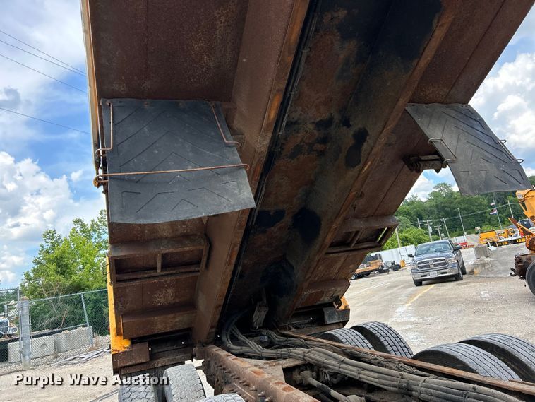 image for item EK4746 2006 International  7400 dump truck