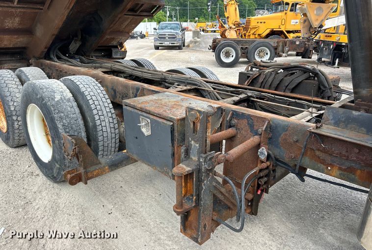 image for item EK4746 2006 International  7400 dump truck