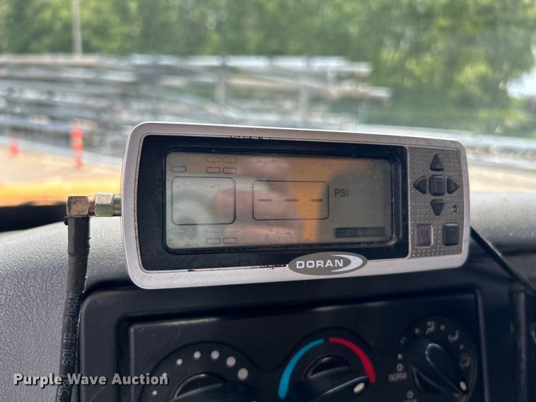 image for item EK4746 2006 International  7400 dump truck