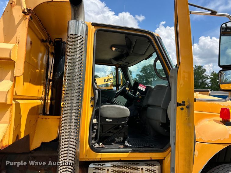 image for item EK4746 2006 International  7400 dump truck