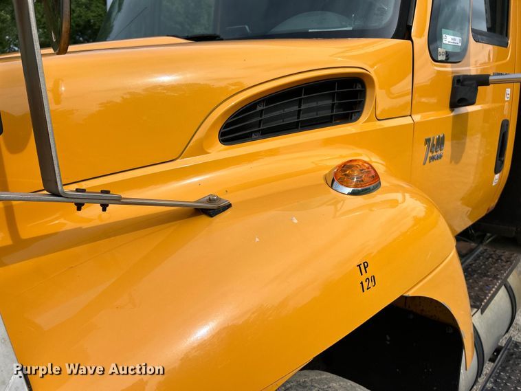 image for item EK4756 2005 International  7400 dump truck