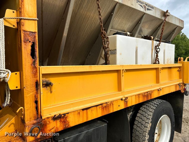 image for item EK4756 2005 International  7400 dump truck