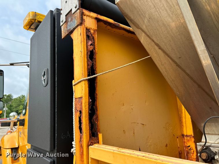 image for item EK4756 2005 International  7400 dump truck