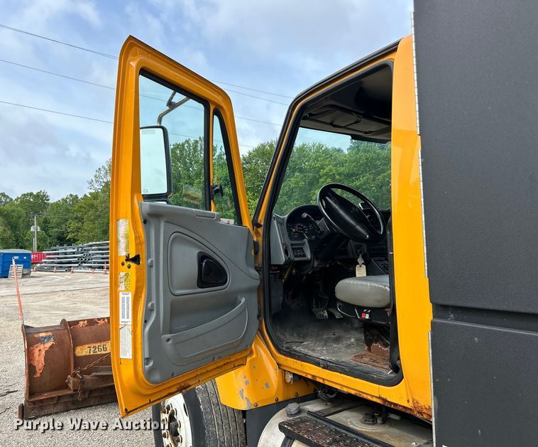 image for item EK4756 2005 International  7400 dump truck