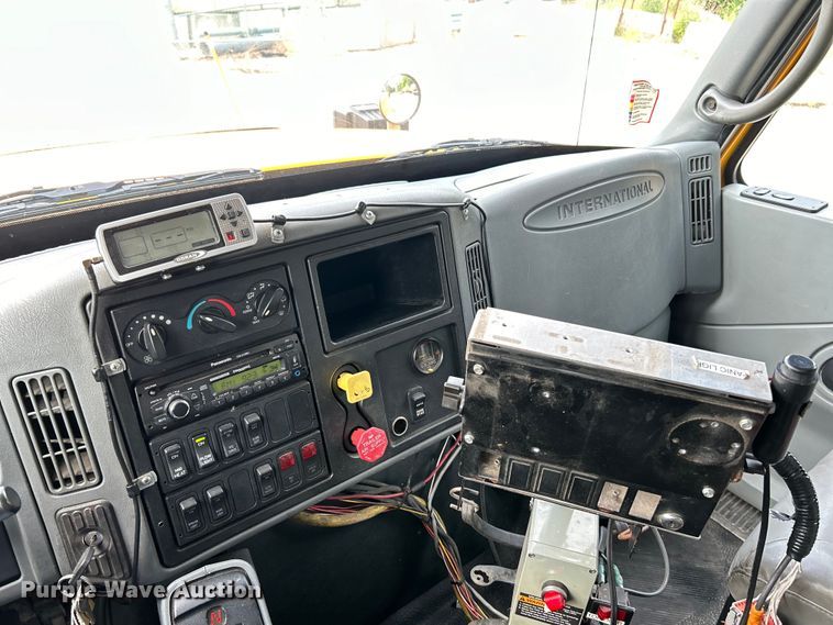 image for item EK4756 2005 International  7400 dump truck