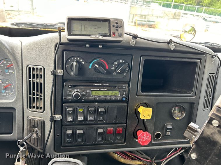 image for item EK4756 2005 International  7400 dump truck