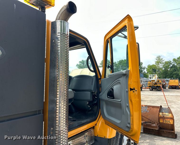 image for item EK4756 2005 International  7400 dump truck