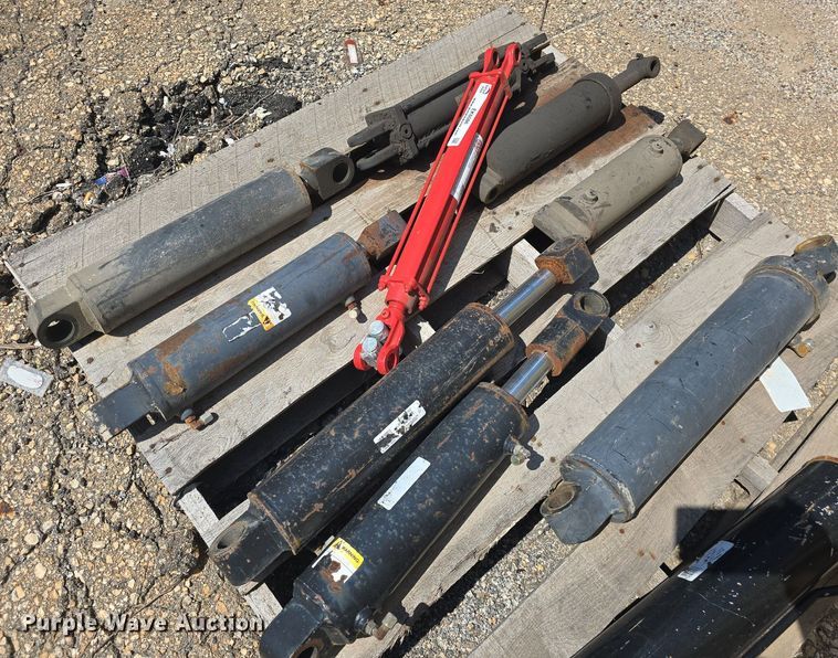 (10) hydraulic cylinders in Topeka, KS Item EK6086 for sale Purple Wave