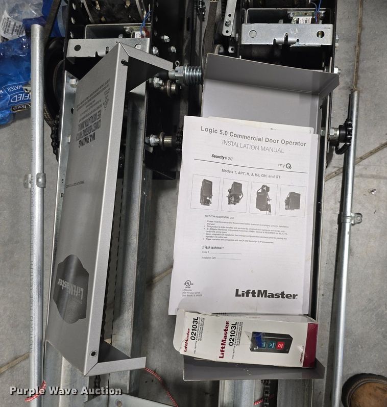 image for item EK6092 (2) garage doors