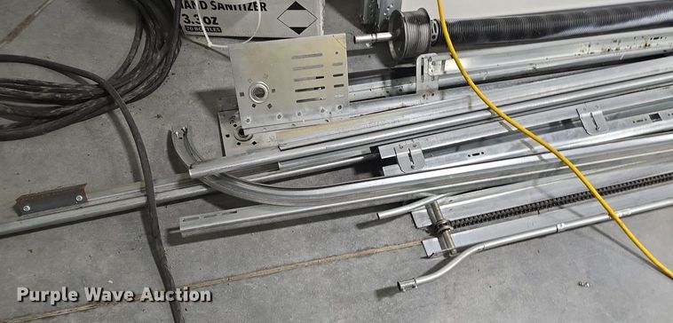 image for item EK6092 (2) garage doors