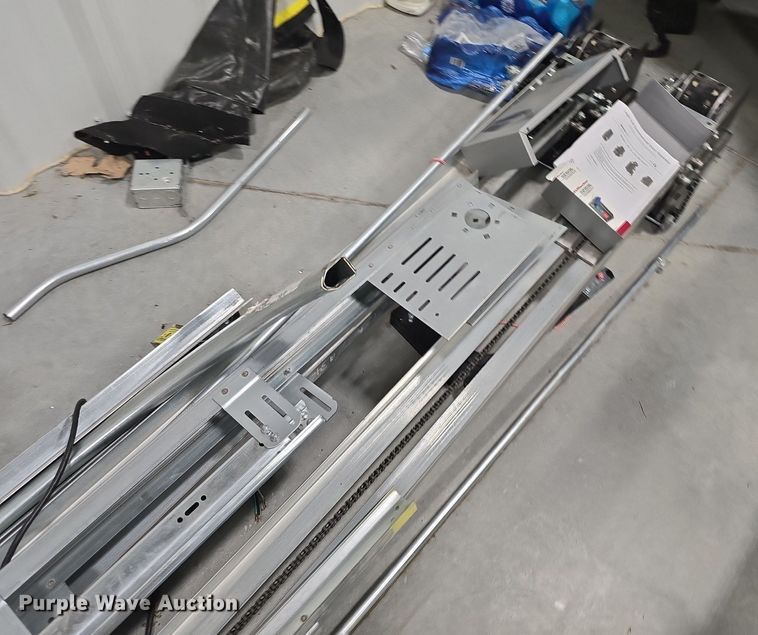 image for item EK6092 (2) garage doors