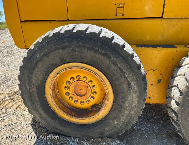 image for item EK8636 1990 John Deere 772B-H motor grader