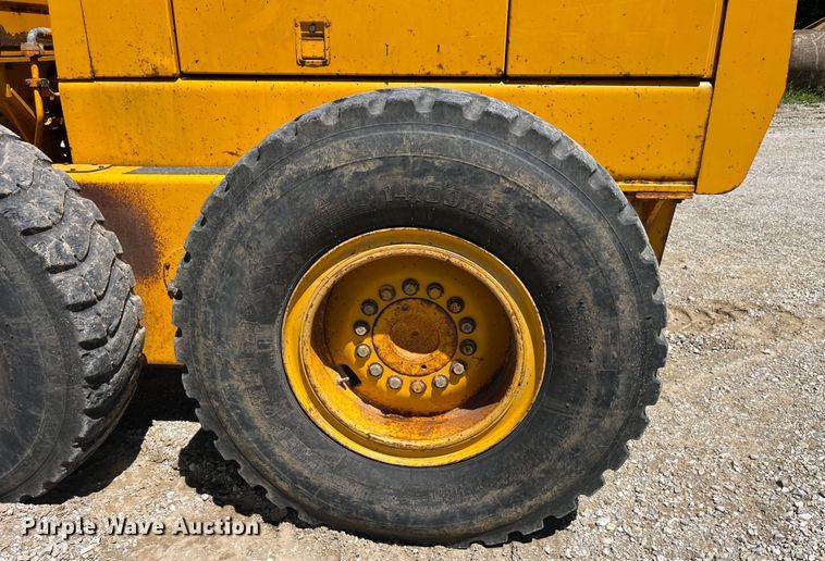 image for item EK8636 1990 John Deere 772B-H motor grader