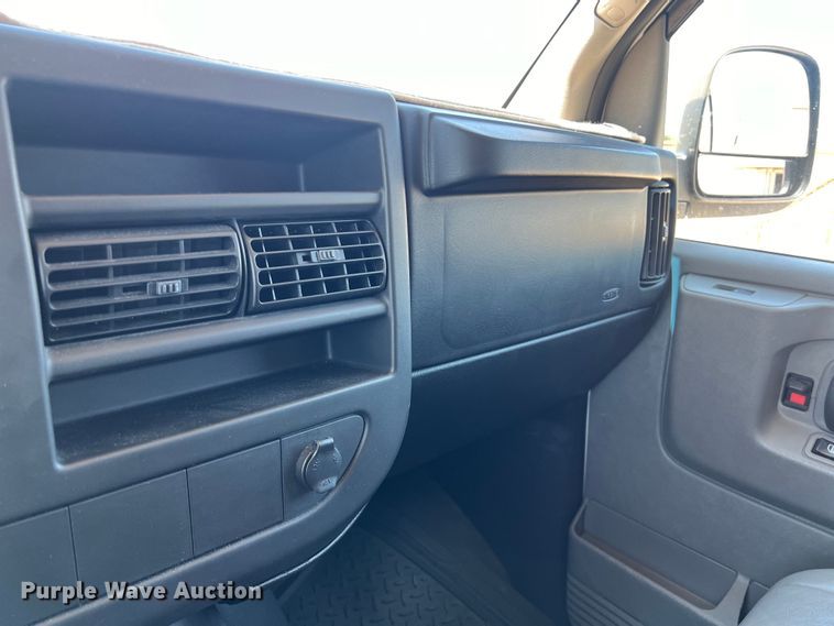 image for item LU9895 2008 Chevrolet Express 1500 van