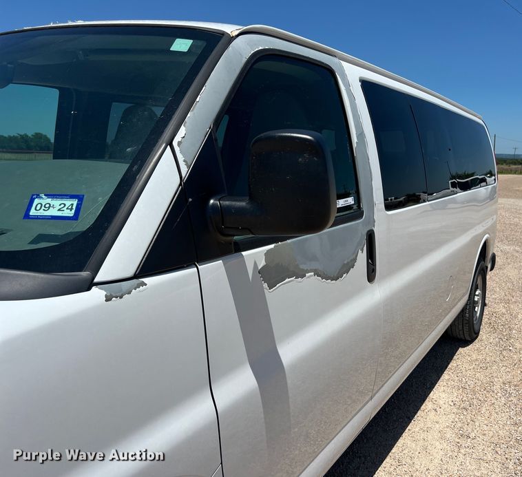 image for item LU9896 2010 Chevrolet  Express 3500 van