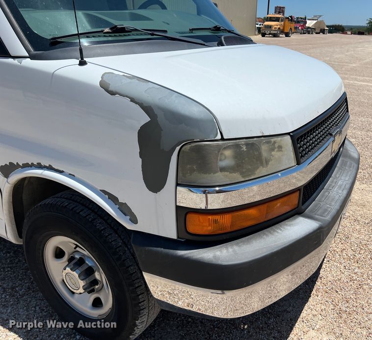 image for item LU9896 2010 Chevrolet  Express 3500 van