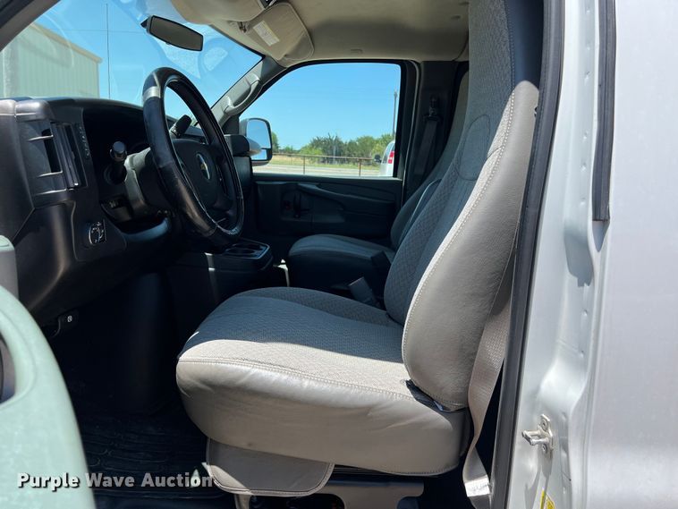 image for item LU9896 2010 Chevrolet  Express 3500 van