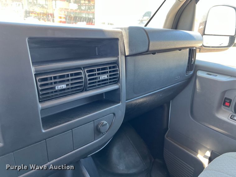 image for item LU9896 2010 Chevrolet  Express 3500 van