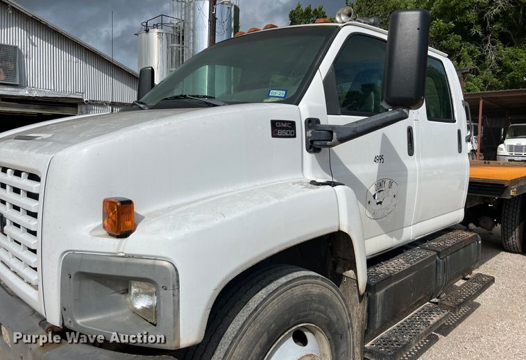 image for item LU9950 2004 GMC C8500 flatbed truck