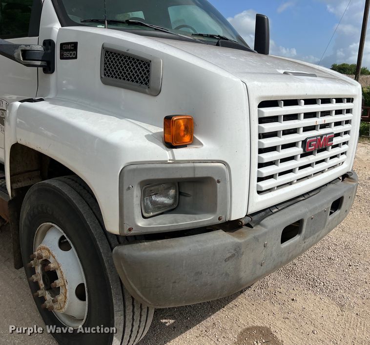 image for item LU9950 2004 GMC C8500 flatbed truck