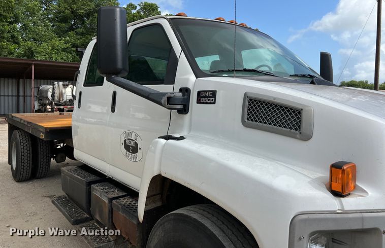 image for item LU9950 2004 GMC C8500 flatbed truck