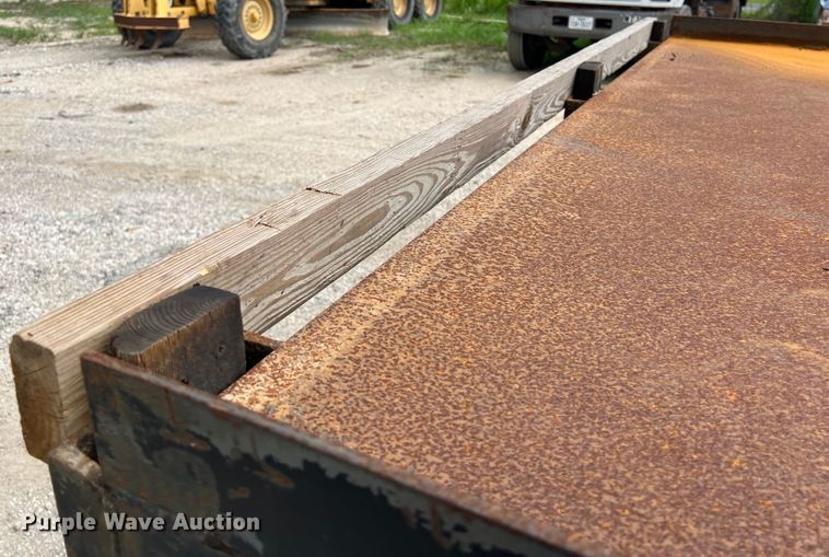 image for item LU9950 2004 GMC C8500 flatbed truck