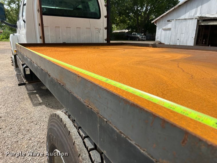 image for item LU9950 2004 GMC C8500 flatbed truck