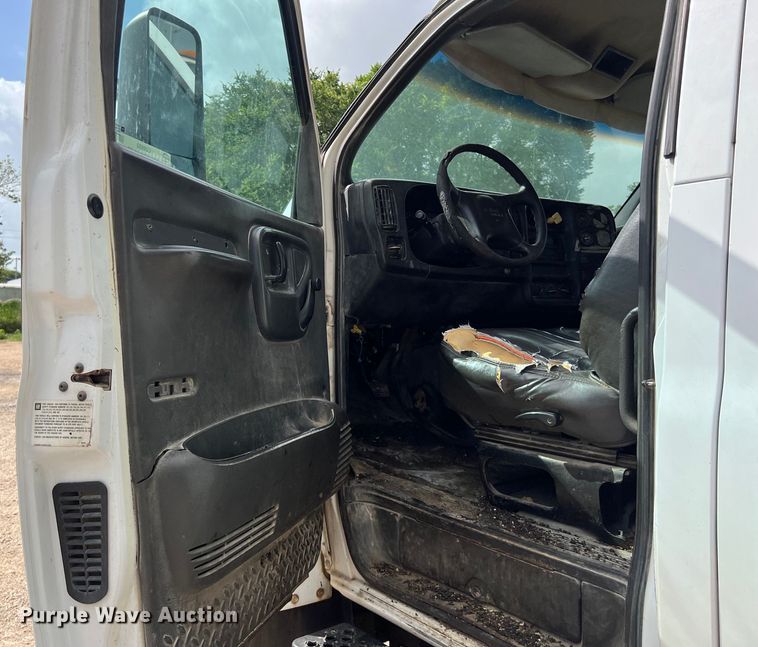 image for item LU9950 2004 GMC C8500 flatbed truck