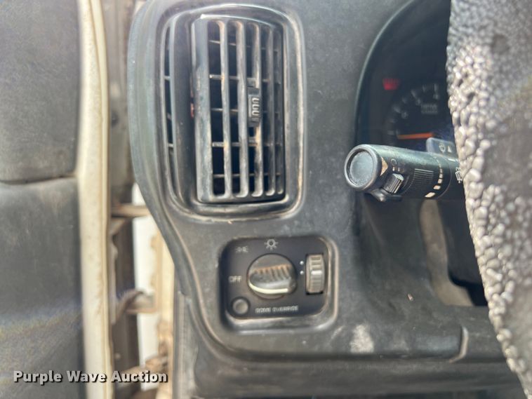 image for item LU9950 2004 GMC C8500 flatbed truck